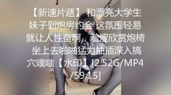 你的放荡女孩在这里，出去玩之前让我们来一次假阳具自慰吧