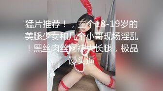   蓝天白云下带着骚妻露出，海滩旁风云海水涌动，娇妻无内，一撩便是裙下风流故事