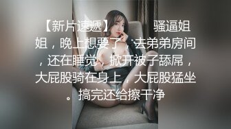 新人眼镜小哥操小女友！学生制服套装，开档黑丝水好多，插进去多是白浆，骑乘深插低低呻吟