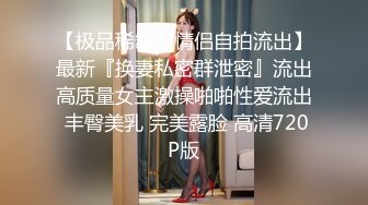 全景偷拍占着茅坑玩手机的高跟红裙美女