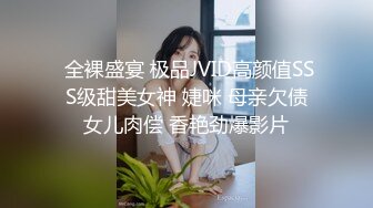 早上上厕所路过嫂子的房间 发现她在自慰，偷看的我实在受不了偷偷把她的自慰棒换成我的鸡巴插的她连连高潮