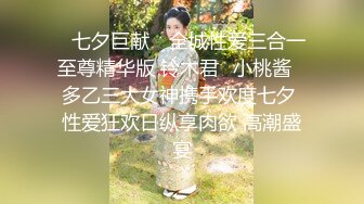  反差女大学生在女友宿舍里操她，一边操一边担心舍友回来，紧张又刺激