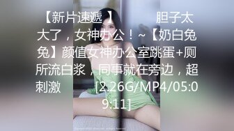 镂空情趣装开档内裤极品美女道具自慰啪啪，假屌自慰整根插进去了，塞肛塞翘起屁股后入，上位骑乘抬腿侧入猛操