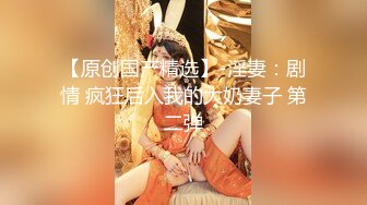 背上纹身少妇沙发上啪啪，后入骑坐抱起来大力抽插猛操