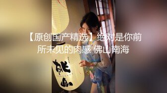 【新片速遞】  两个年轻小妹被小哥一个人玩弄，好姐妹吃奶亲嘴小哥在下面抠逼给狼友看，好多淫水口交大鸡巴深喉，轮草两女