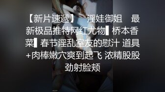 坦克少妇露脸道具自慰，吊钟奶子撅起屁股露出一个大黑鲍鱼，阴毛好多