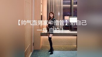 女主播直播玩游戏玩输了受惩罚 被对方拿拖鞋打逼 看着都疼