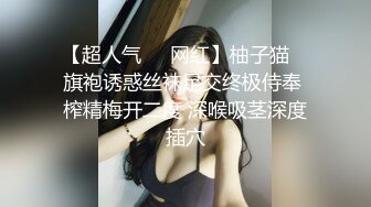   眼鏡文靜吊鐘乳大奶少婦被深喉插到喉嚨,眼睛裏飽含淚水