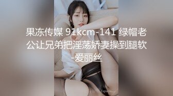 高颜值妈妈陪儿子来逛超市，儿子在外面玩耍，我跟随妈妈进去拍美穴，刚剃的阴毛长了出来，完美的鲍鱼，加上颜值，能舔一晚上！ (2)