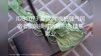 披个外套酷酷短发妹子 蹲着舔屌在沙发上开操 坐上来插入上下套弄