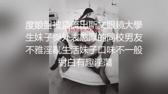  成熟的大屁股骚女人，丝袜高跟露脸诱惑狼友，揉奶玩逼自慰呻吟被大哥草