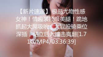 女学生在被占用的厕所前尿尿 (1)