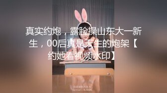 化妆品高雅美女，尿尿抿嘴献出可爱的酒窝 真好看，一边尿尿一边思考，这样的娴雅美女在想什么呢？