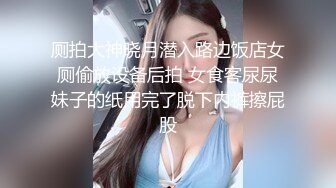 长相清纯娇小身材嫩妹足球宝贝装品牌，脱掉衣服翘起屁股露肥逼，深喉口交后入抽插摸阴蒂，骑乘猛操高潮出白浆