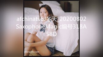 YD035格子裙少妇白色蕾丝透明内一半夹进屁股缝！