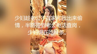 《绿帽淫妻✿新瓜速吃》淫荡女人的终极梦想，自己被老公蒙上眼睛，岔开双腿躺着，房间里一群男人排着队，而自己老公在旁边看着