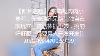 商场蓝门女全景偷拍美女职员的小黑鲍