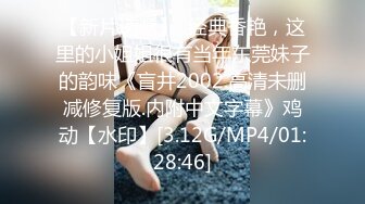 牛仔裤女神，难得露脸，细腰美腿半脱下裤子，手指扣穴水声哗哗，穿上吊带黑丝袜，低低呻吟更是诱惑