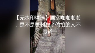 颜值不错的女模特，跟两位小哥玩3P，深喉口交小哥的大鸡巴，被两渣男前插后入玩弄，浪荡呻吟不止精彩别错过