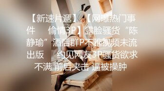 等车时偷拍到这女的摸完逼手拿出来闻闻