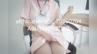 大一男新生表白教官 现场同学都在起哄 男同学抱着玫瑰花 向心仪的教官表白被拒 教官表示我不玩这个