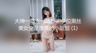 大神尾随偷拍美女裙底 极品美女打卡拍照被前后抄底白色内前面看到一片黑黑的逼毛