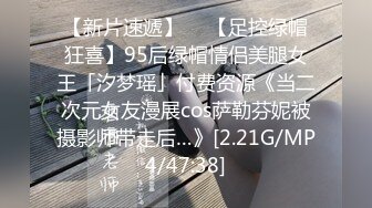 四个模特身材美女一起逛商场 粉色短裙美女紧贴着超薄微透无痕内小内紧裹肉臀夹进臀缝前C凸显逼唇很是诱惑