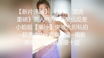  白皙美乳马尾辫少妇居家夫妻直播啪啪，跪在床上深喉交，骑乘上下套弄晃动大奶子