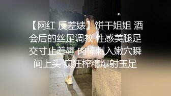  老哥约白嫩00后萌妹子啪啪，粉穴奶子逼逼无毛，抬起双腿插入进进出出