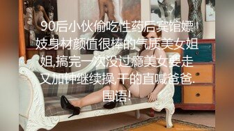 网约乖巧文静兼职外围嫩妹子，舔弄深喉大屌活很不错，沙发上掰开双腿抽插，大屁股骑乘，坐在小桌子上操