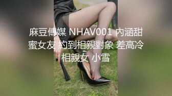 中年人的3P，全程露脸两男玩一女，大姐被两男用道具各种抽插，享受舔逼舔菊花，口交大鸡巴各种抽插浪荡呻吟