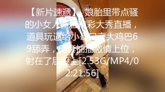 EDE罩杯妹妹与两支大鸡鸡哥哥玩3P (1)