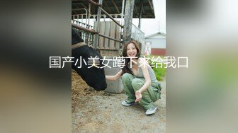 Ria Kurumi 穿着可爱的原宿风格内衣，被一群角质男人包围。