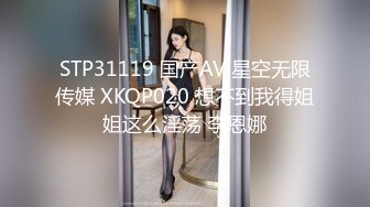 《魔手外购极品CP》快餐店女厕定点全景偸拍络绎不绝的小姐姐方便，几款阴毛挺性感，小美女抠逼闻闻味儿 (1)