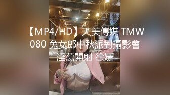 看两个猛男把妻子按住4p