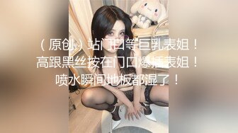 小虎牙超清纯甜美00后嫩妹，一线天无毛馒头逼，扎着双马尾纤细美腿，掰开粉穴非常紧致，骑脸炮友舔逼，手指扣入自慰