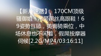 办公楼女厕全景偷拍女神级的少妇带着孩子来尿尿 (2)