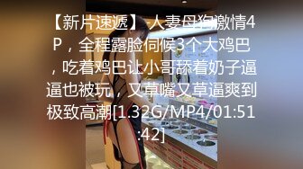   骚货女邻居，撅起屁股在客厅等着我后入，干净的身体却如此下贱