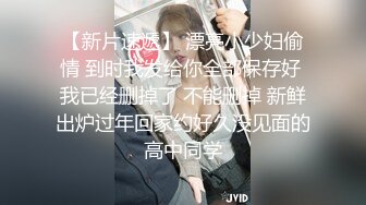 经典黑白配激情5P，两个大老黑玩弄极品大长腿女模，小哥想后入个太矮骑黑哥脖子上超带劲