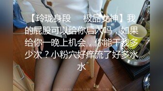 新婚蜜月小夫妻酒店开房沐浴后脱去浴袍激情做爱 小美女女上位激情扭动 顶操小骚货不停浪叫