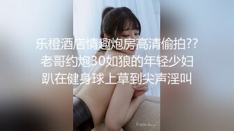  淫妻3P 两根棒棒一起吃 换上单男送的红边黑丝真的更显身材 被两个帅哥夹在中间猛操