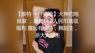 骚货女友想嘴巴含着一个后面插一个